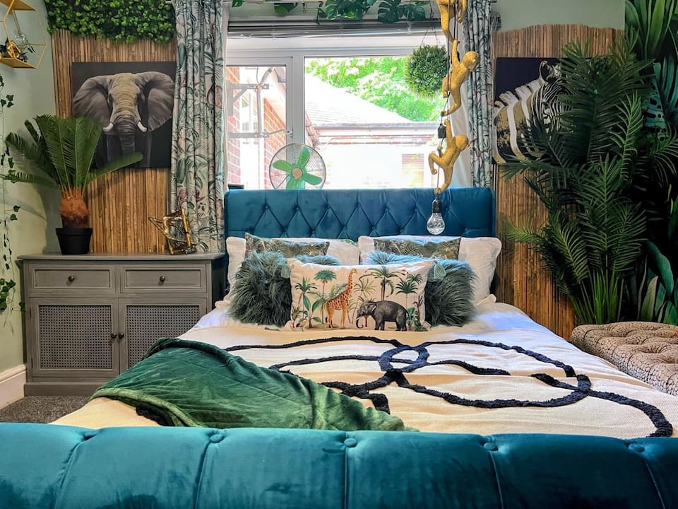 5 Bed Themed Apartment Retreat